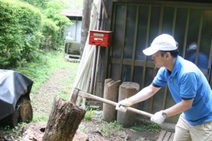 ストレス発散　薪割中